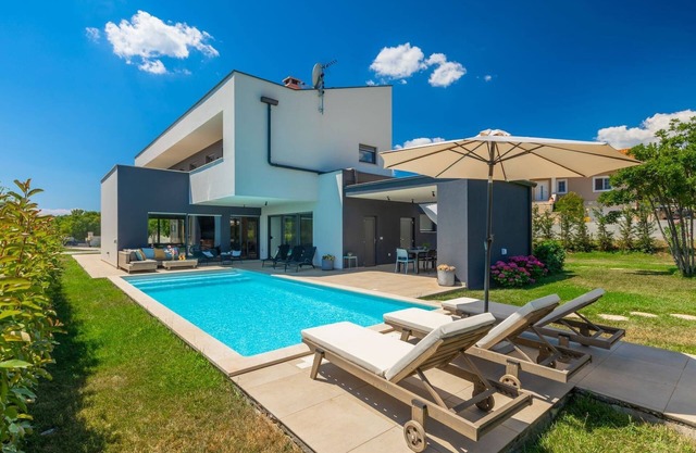 Luxury villa Hedone with pool in Rakalj