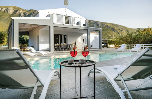 Luxury Villa La Perla - Pool, Garden and Parking