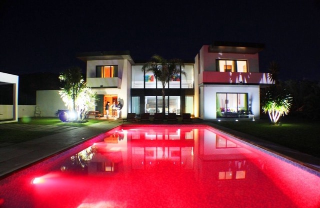 Luxury villa Large with private pool, minutes from the beach,