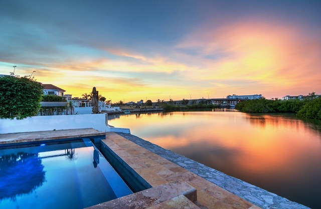LUXURY VILLA ON OCEAN WATERWAY AND PRIVATE INFINITY POOL