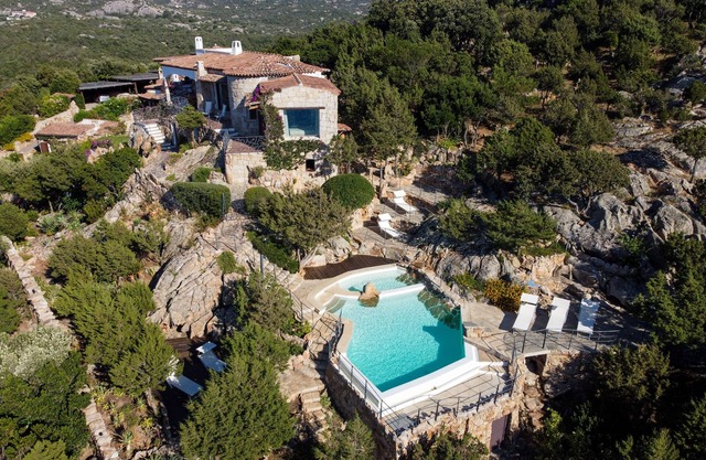 Luxury Villa Sea View Pool among the Rocks