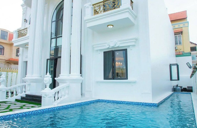 Luxury villa, balcony sea view, new.