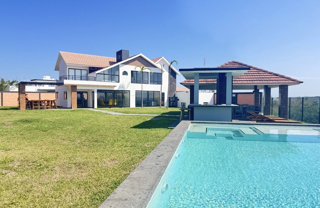 Luxury villa 🌅 with lagoon-facing bathtub, jacuzzi, grill and pizza oven 🍕