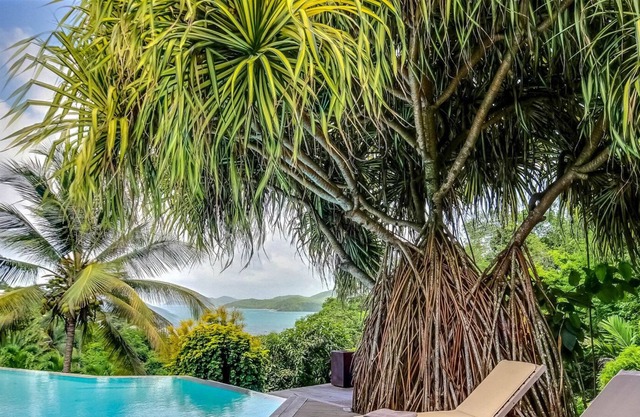 Luxury villa with pool, 4 bedrooms, sea view, 2h housekeeping 3 times / week