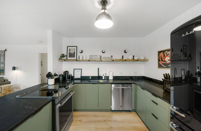 Luxury w/View, Sleeps 4! Walk to Tours & More! 8