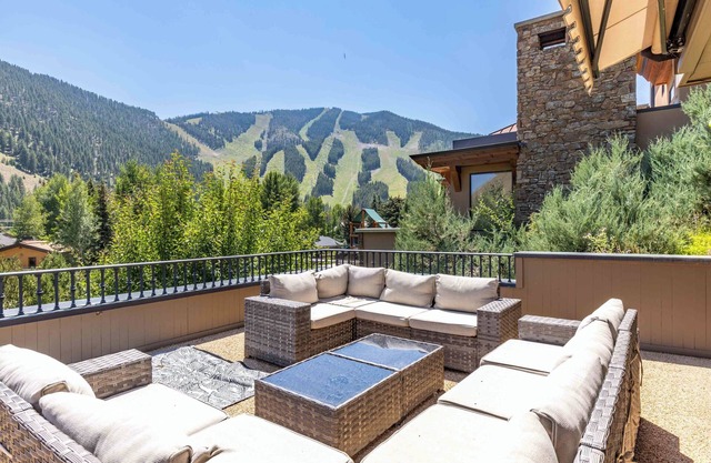 Luxury Warm Springs Home with Rooftop Hot Tub, Epic Views, + Walk to Lift!