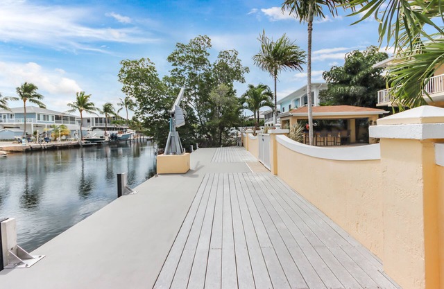 Luxury Water Front Home, Private Pool, Spa, Tiki Bar, 75' Foot Dock with Kayaks