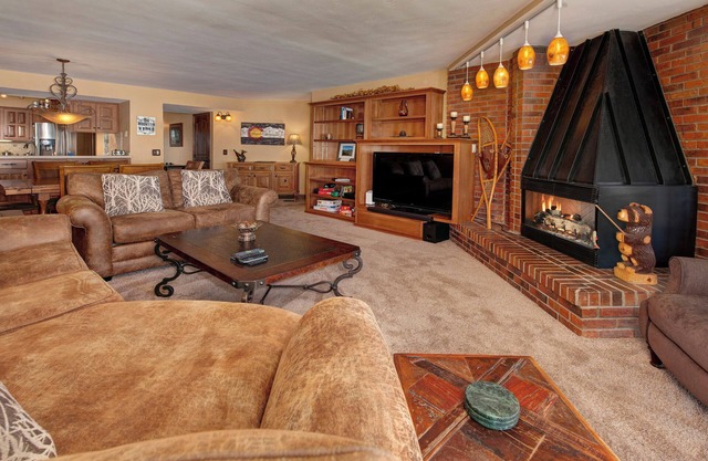 Luxury Waterfront Condo on Lake Dillon, Views, Pool, Hot tub, Walk to Lake