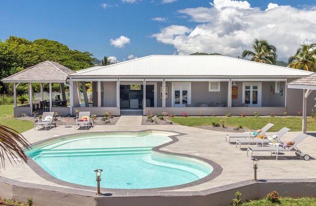 LUXURY WATERFRONT VILLA BEACH AT THE END OF THE GARDEN, KITESURF SPOT