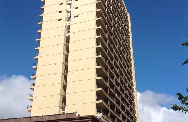 Luxury Wyndham Royal Garden at Waikiki Condos