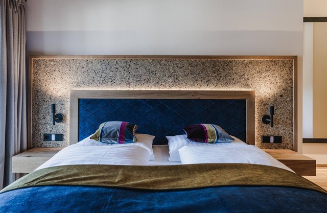Luxus Chalet bis 6 Personen, Küche, Esszimmer, Wohnzimmer, 3 Schlafzimmer, 3 Bäder, Tiefgarage, Pool