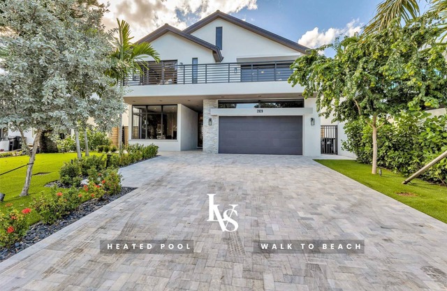 LVS Casa La Playa- 5 Beds, Walk 2 Beach with Heated Salt Pool