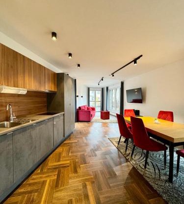 Möblierte Wohnung + Parkplatz und Terrasse