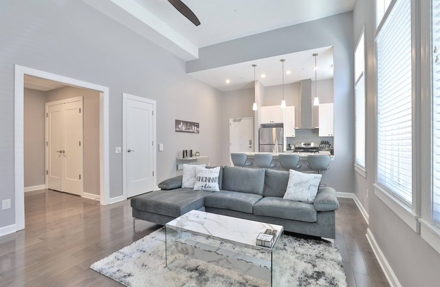 *m0dernLUX ~New~ OTR condo *Park ONsite*