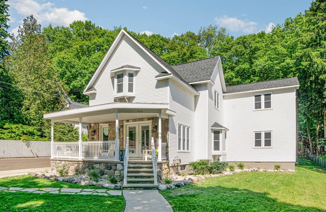M22 Rentals Premier Home - One Block from Lake Michigan!nn2025 Calendar is OPEN!