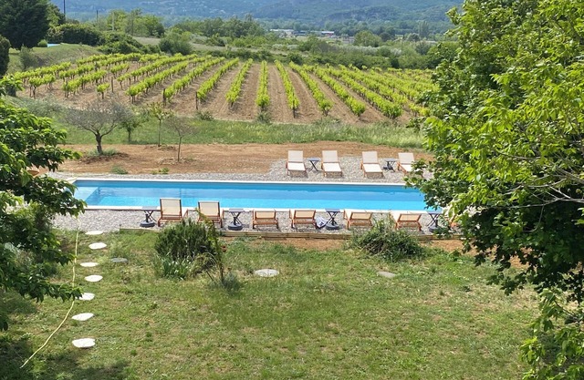 Ma Nine cocooning renovated house on very large plot facing vineyards