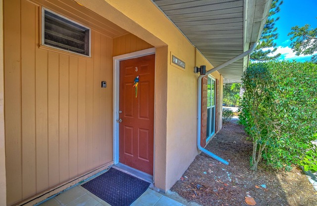 Macaw cottage, newly remodeled, walking distance to beach, shops, restaurants!
