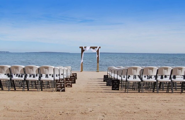 Mackinaw Beach & Bay Inn & Suites