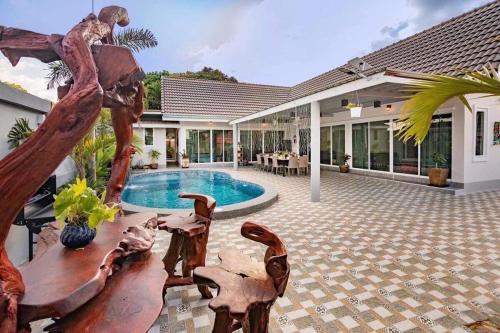Madame pool villa