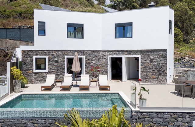 Madeira Protea Retreat with private heated pool, office space and gym
