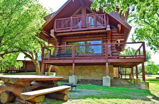 Maegan Breann: Cozy Retreat with Lakeside Views!