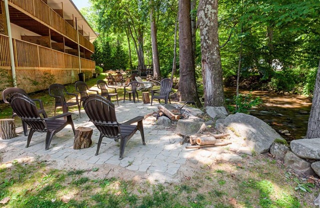 Maggie Valley Creekside Lodge