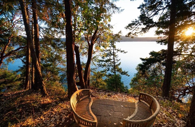 Magical Beachfront, Hot Tub, Private, Spacious w/Fireplace, Close to Town and Moran State Park