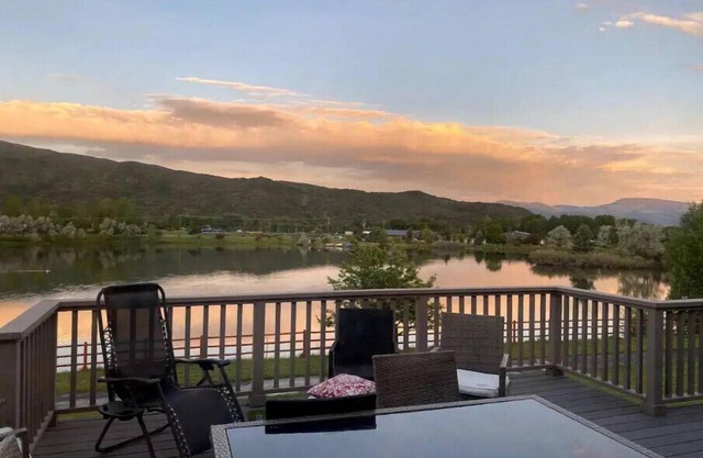 Magical Blue Lake Home - 4400 SF Pet Friendly