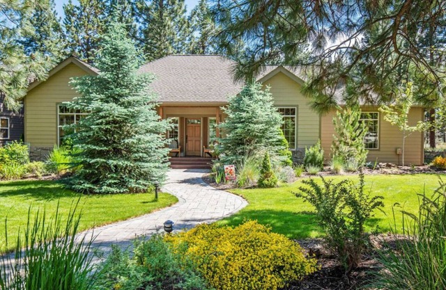 Magical Private 4 bedroom Home w/large fenced in yard near downtown Sisters OR