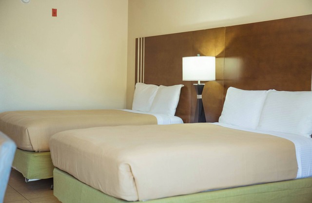 Magical Stays: Your Dream Retreat 6 Miles from Disney! Near Dining & Shopping