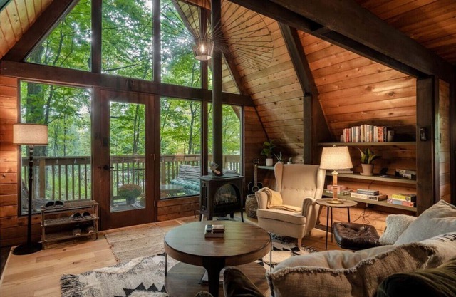 Magical TreeHouse I Hot Tub, Fireplace, Pets OK