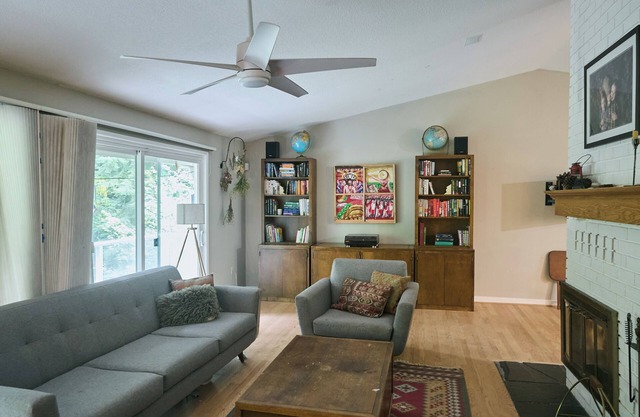 Magical Woodland Retreat in Battle Ground 6-bedroom farmhouse with fitness room