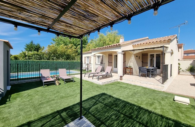 Magnificent villa with heated swimming pool 7 minutes from the city center