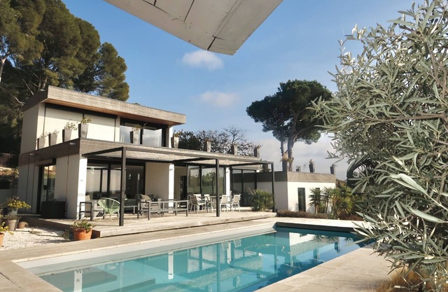 Magnificent architect-designed villa with sea view