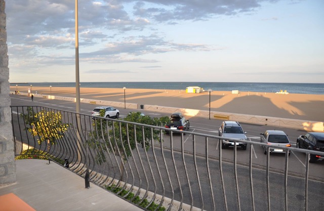 Magnificent comfortable villa T4 in front of sea in Narbonne-Plage