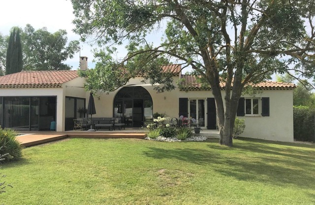 Magnificent contemporary villa in a greenery setting