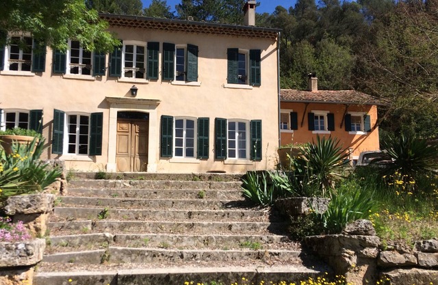 Magnificent family property with swimming pool and private access to a river