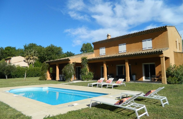 Magnificent villa with swimming pool for 10 people
