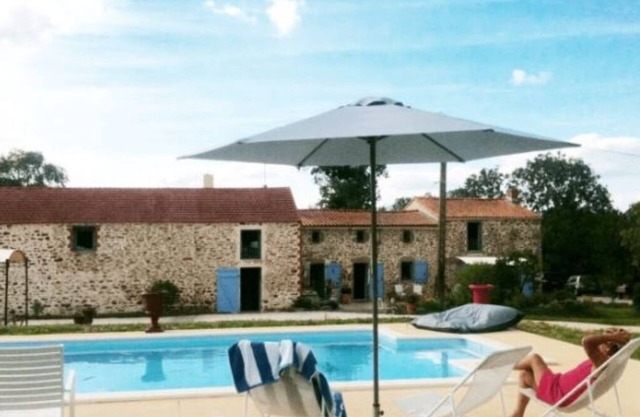 Magnificent Gite de charme 15 p, near Puy du Fou with heated swimming pool