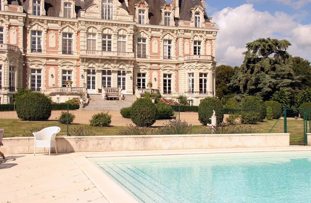 Magnificent Louis XIII-style château in perfect condition