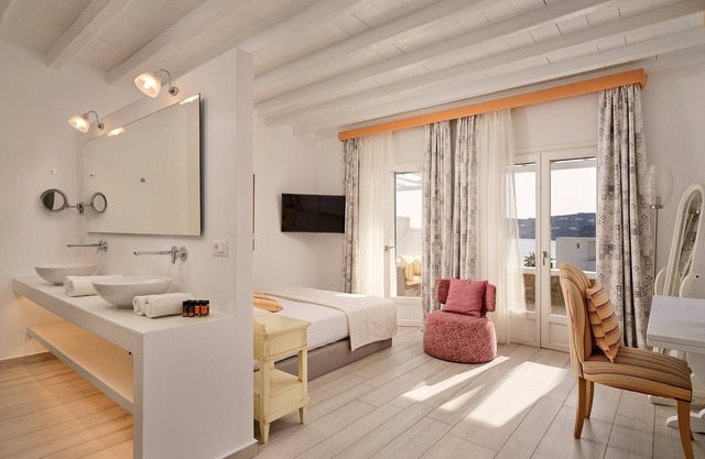 Magnificent Mykonos Suite | Deluxe Suite with Private Pool and Sea View | Elia
