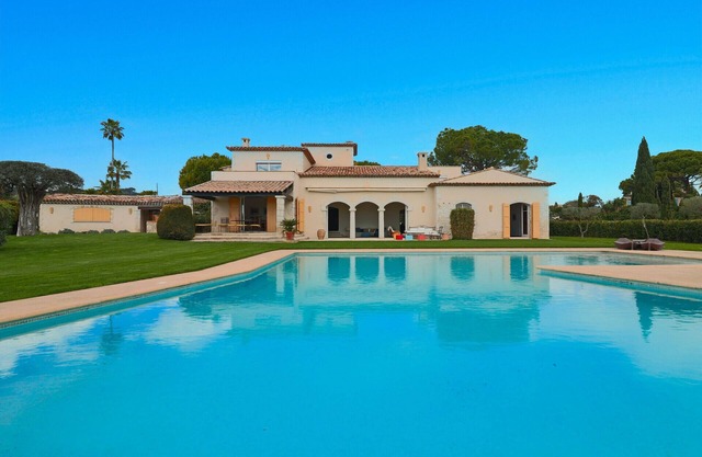 Magnificent Provençal Villa with Swimming Pool and Sea View