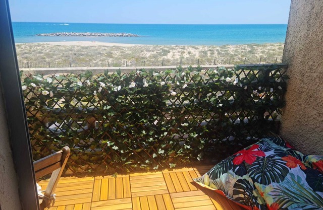 MAGNIFICENT SEAFRONT APARTMENT (20m) WITH VERY LARGE TERRACE DIRECT BEACH