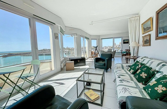 Magnificent seaside apartment with parking and Wi-Fi in Granville