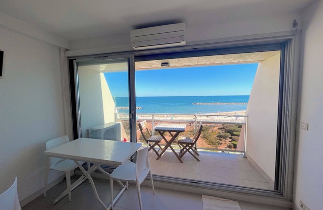 -Magnificent T2 classified 4 * in front of the sea 1st line direct access beach in PALAVAS