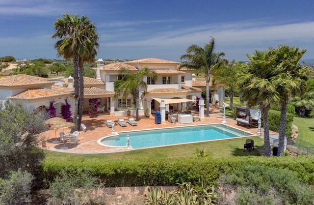 Magnificent traditional villa [21]