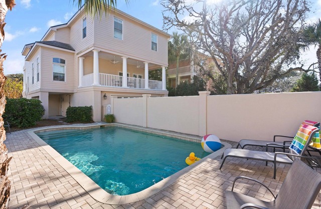 Magnificent Ocean Views, Private Heated Pool, Billards on East Beach!