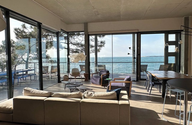 Magnificent villa on 1st line, direct beach access, close to shops