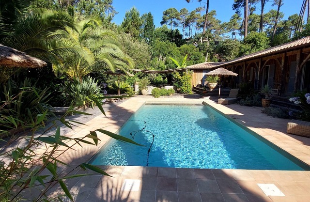 Magnificent villa with swimming pool - near beaches and shops