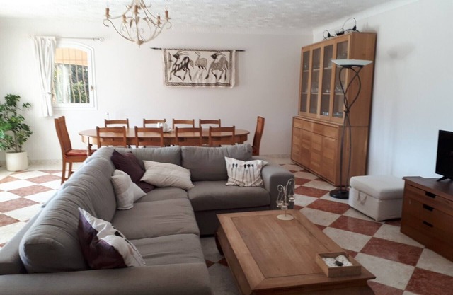 Magnificent villa with large swimming pool and wooded garden. Ideal for families